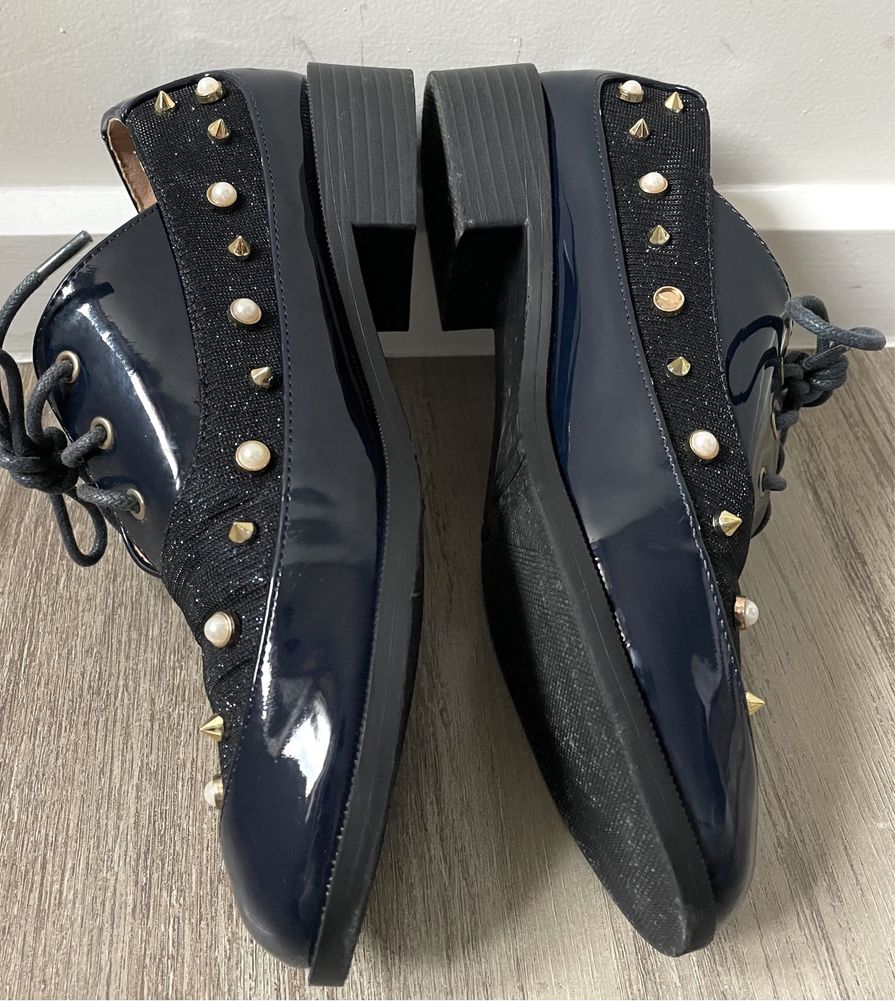 Sapatos rasos azuis envernizados com pérolas (Modern Galaxy, tam 37)
