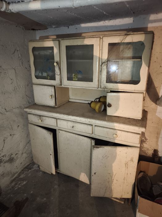 Stary kredens PRL do renowacji możliwy transport