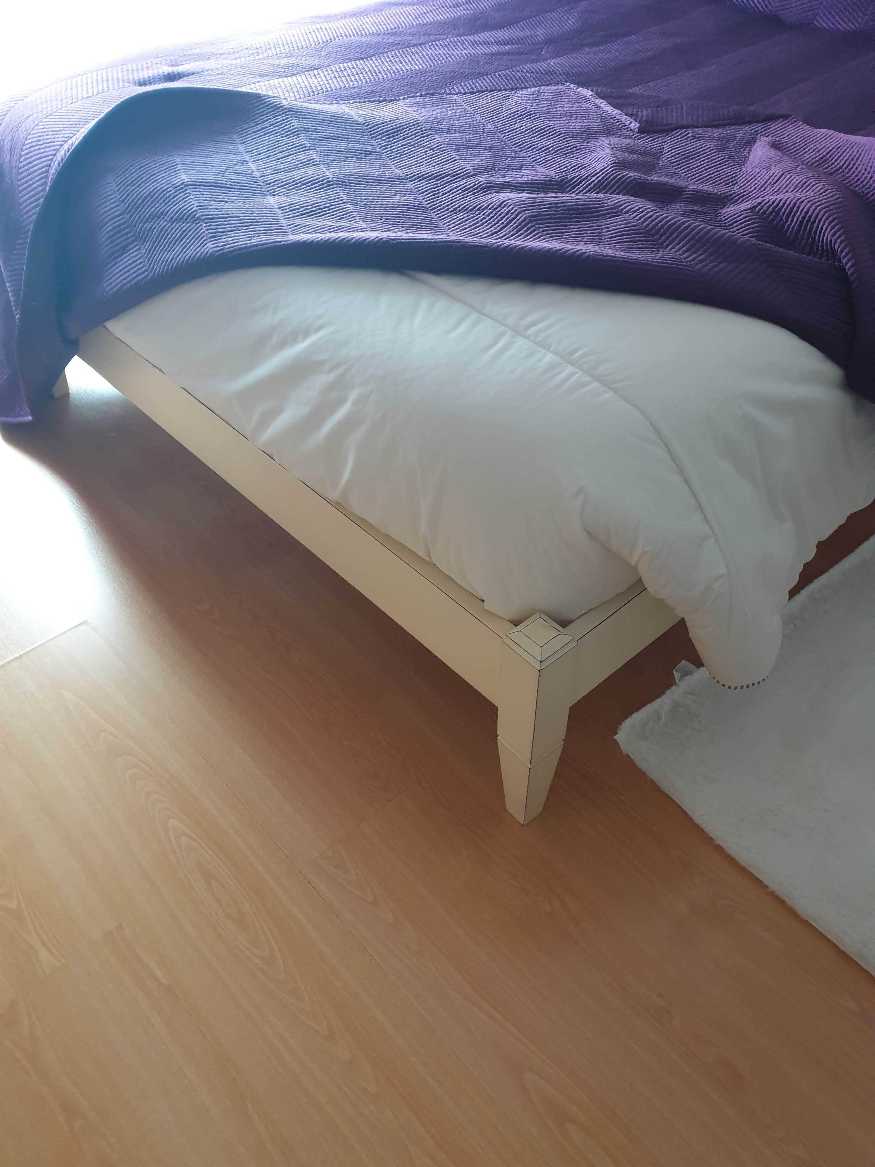 Cama em madeira rustica pintada a branco.