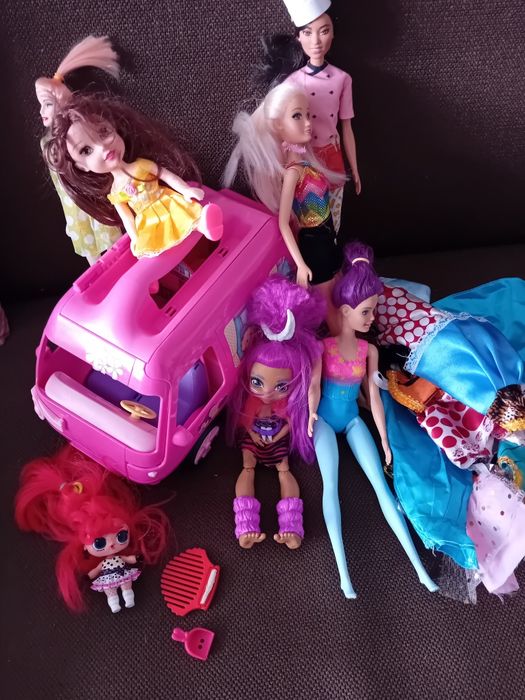 Lalki Barbi,   i inne 7 sztuk samochód i ubranka