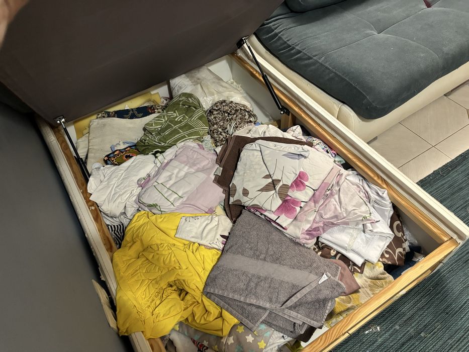 Великий диван б/у, потокбує переобшивки