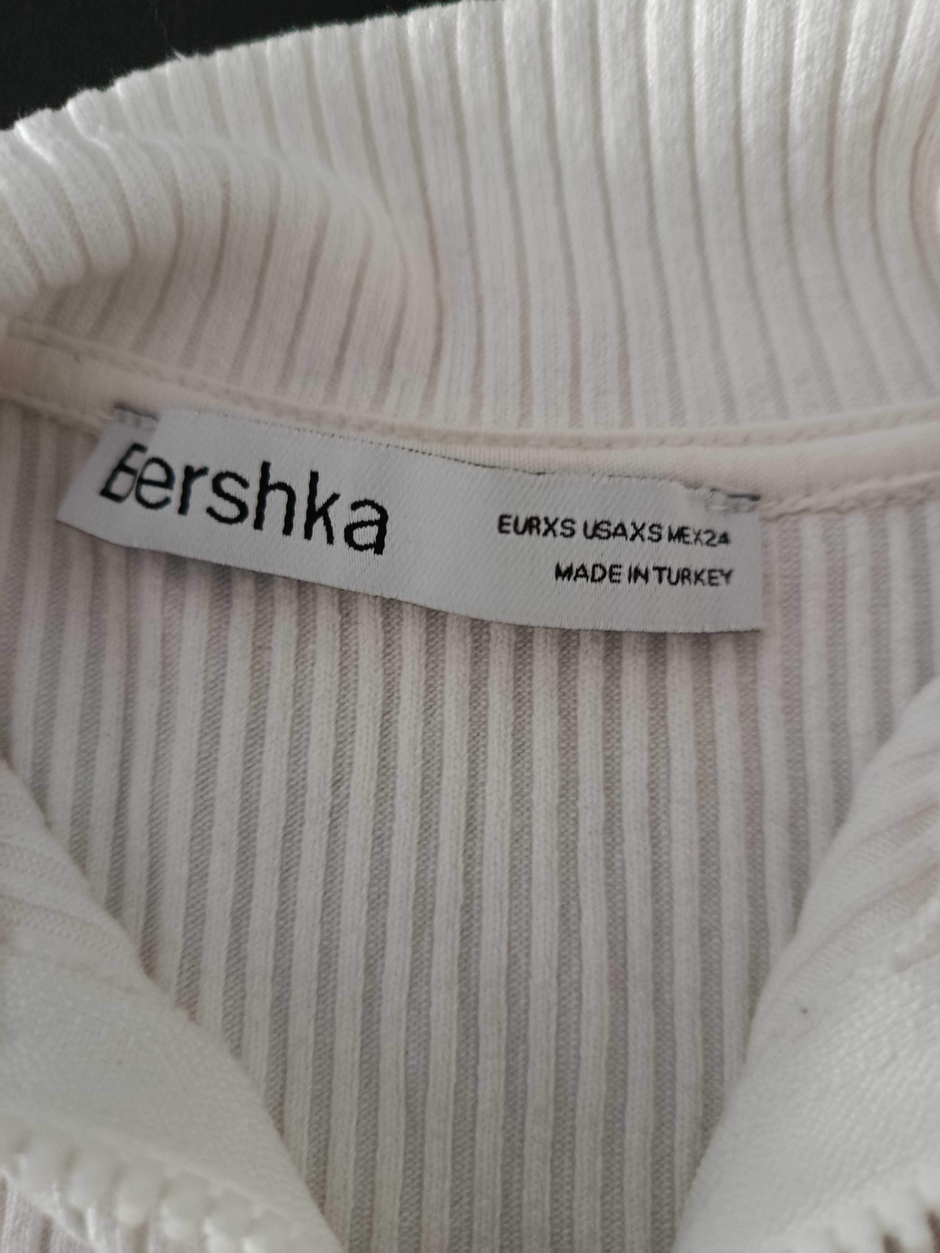 Casaco malha curto branco da Bershka. Tamanho XS.