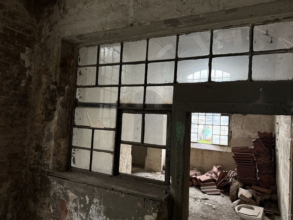 Okna łukowe zeliwne loft 1893r zabytkowe witraż