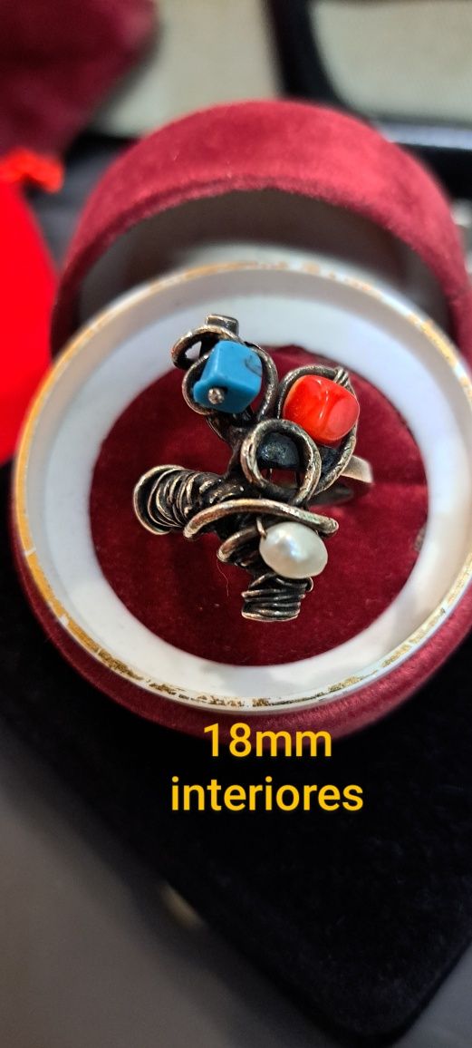 Aneis vintage maciços em prata contrastada.
