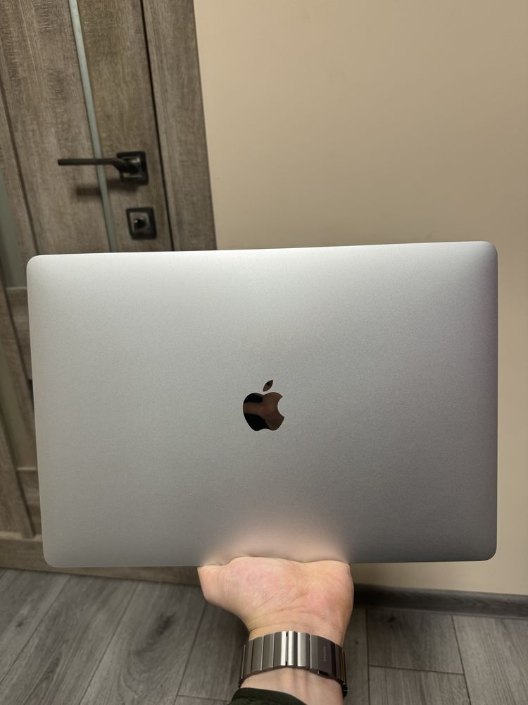 Macbook pro 15 2018 core i9 32/256gb amd pro 555x 4gb