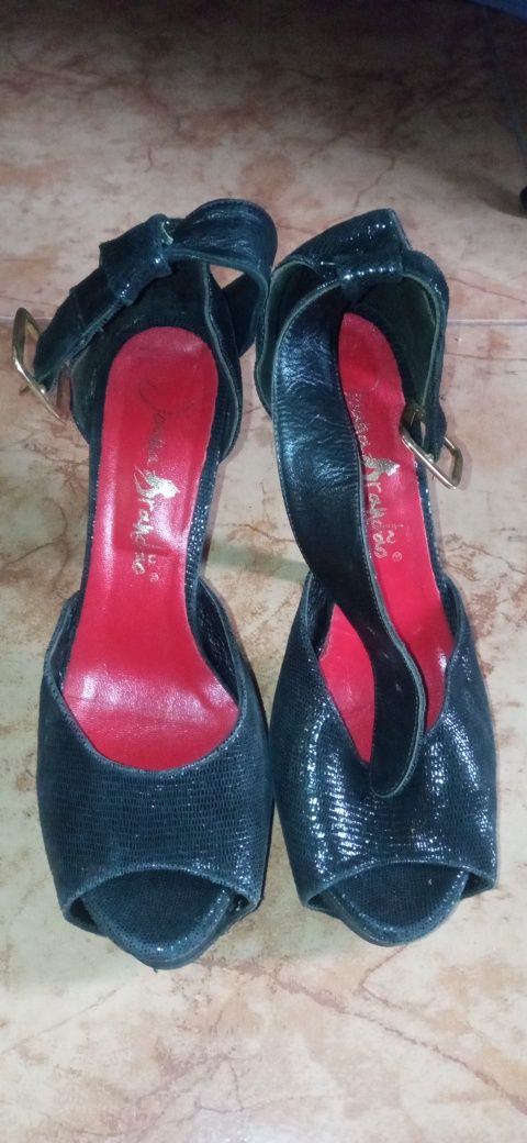 Sapatos de salto alto