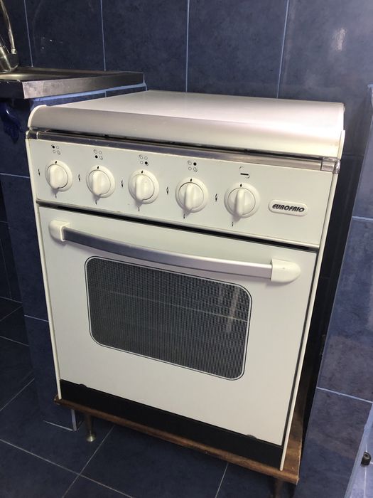 Fogão com forno a gás em bom estado