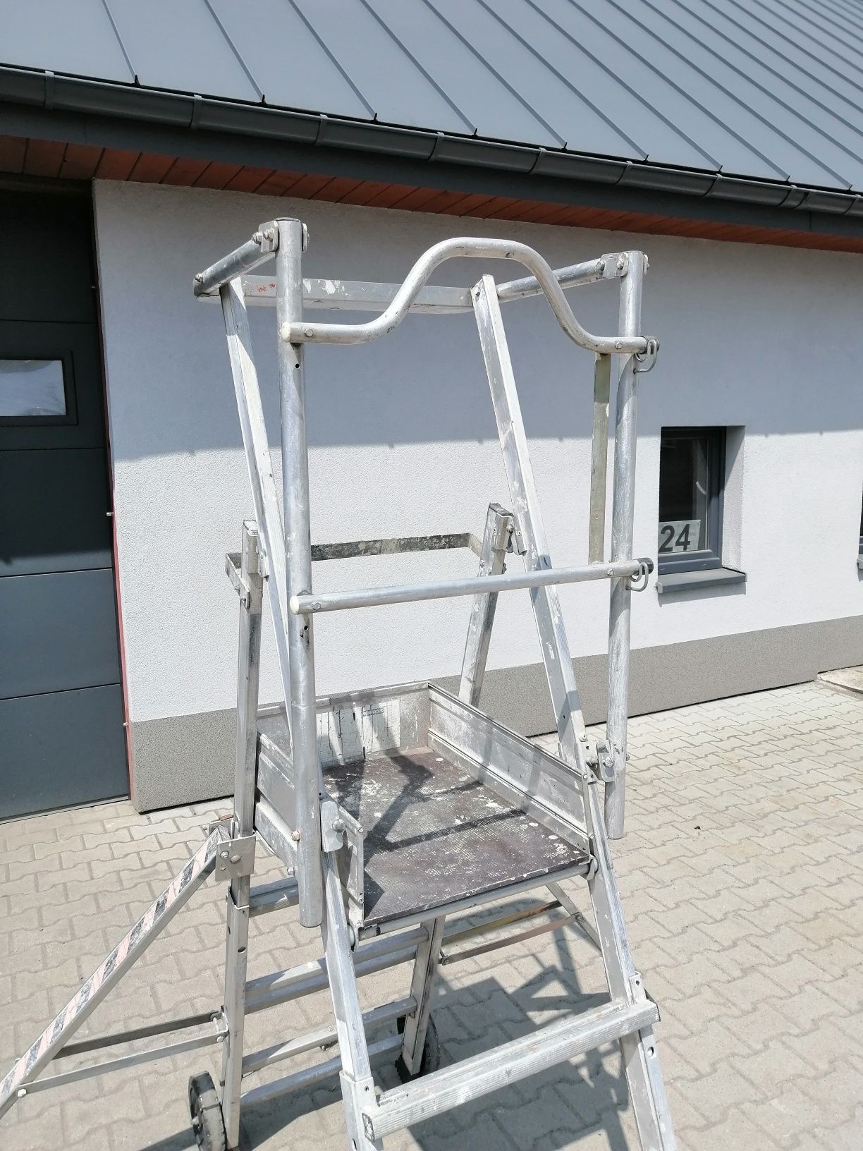 Drabina aluminiowa Zagres, podest roboczy, zasięg roboczy do 3,8m.