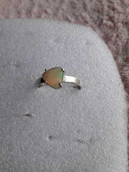 Srebrny pierścionek z opalem etiopskim.