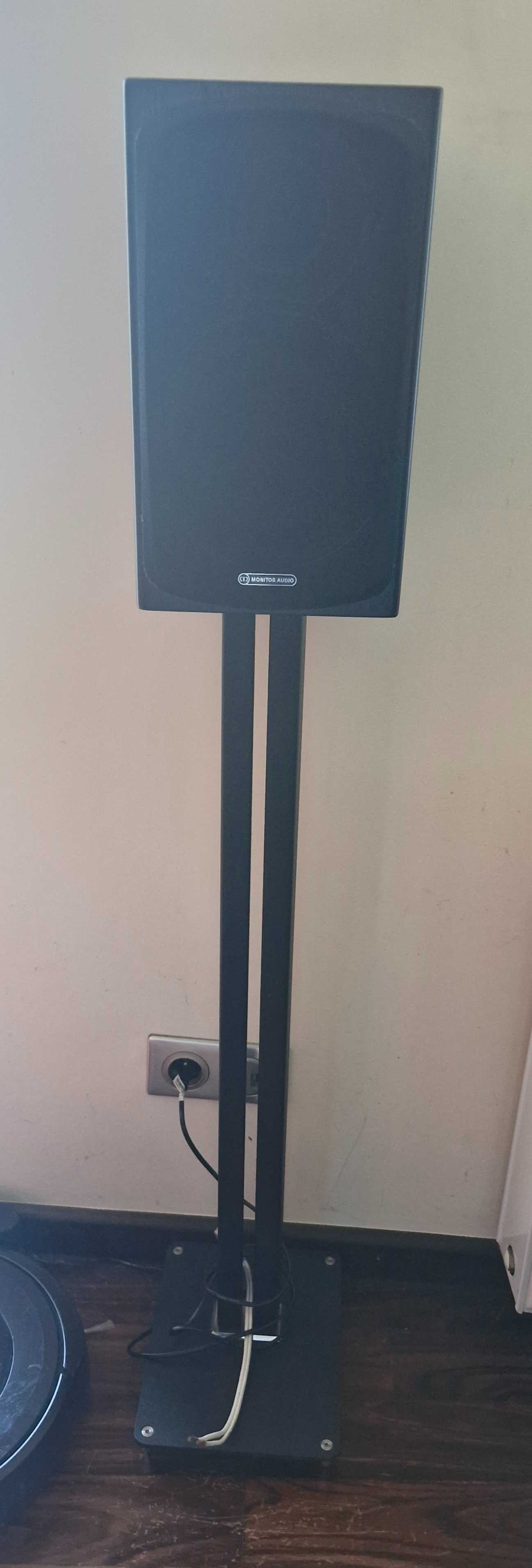 Kolumny Monitor Audio RX1 na stojaku
