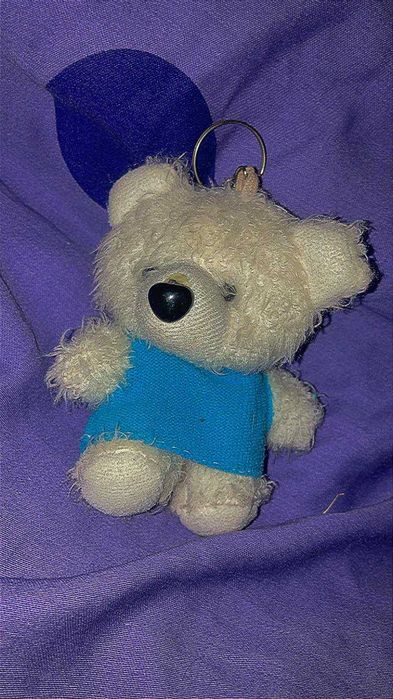 biały miś w ubranku pluszowy brelok breloczek zawieszka