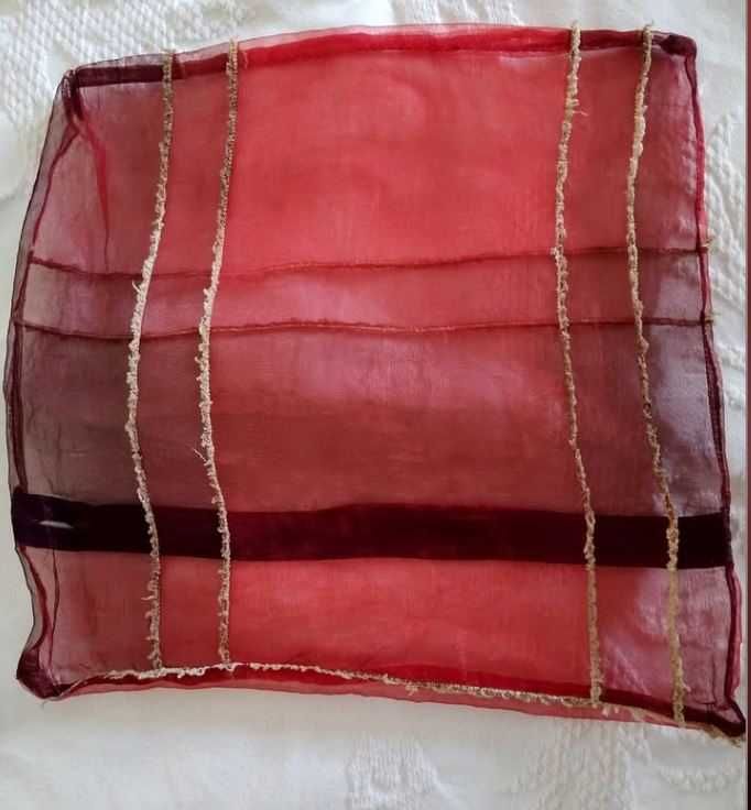 Cortinado em tons vermelhos com bandas laterais