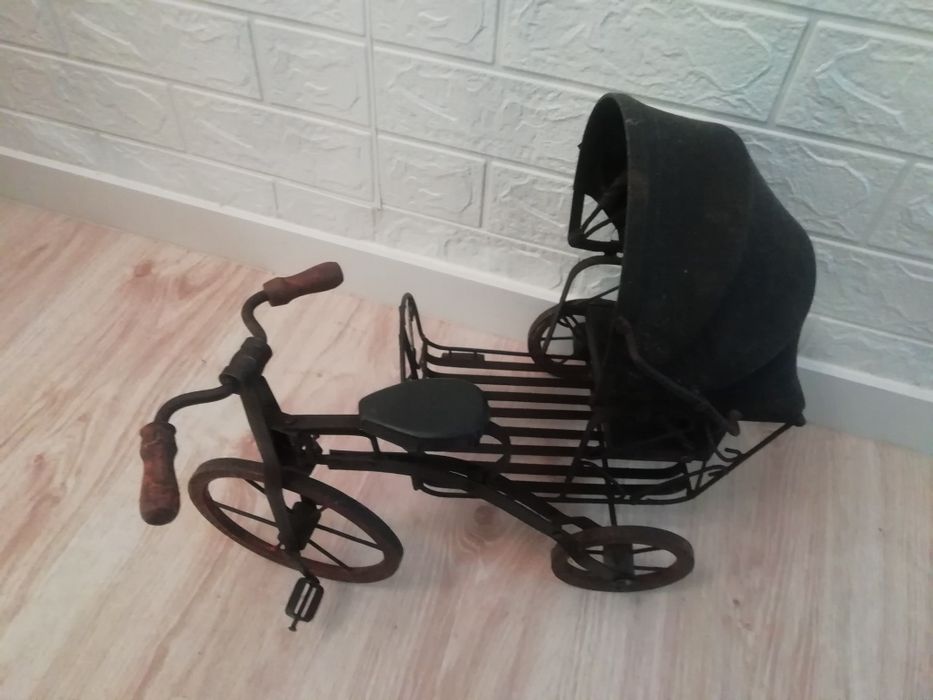 Bicicleta com chareet muito antigo