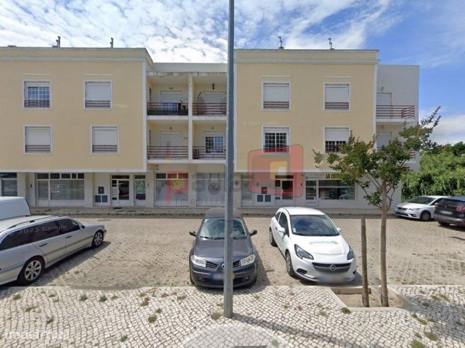 Loja Para Arrendar - Sarilhos Grandes