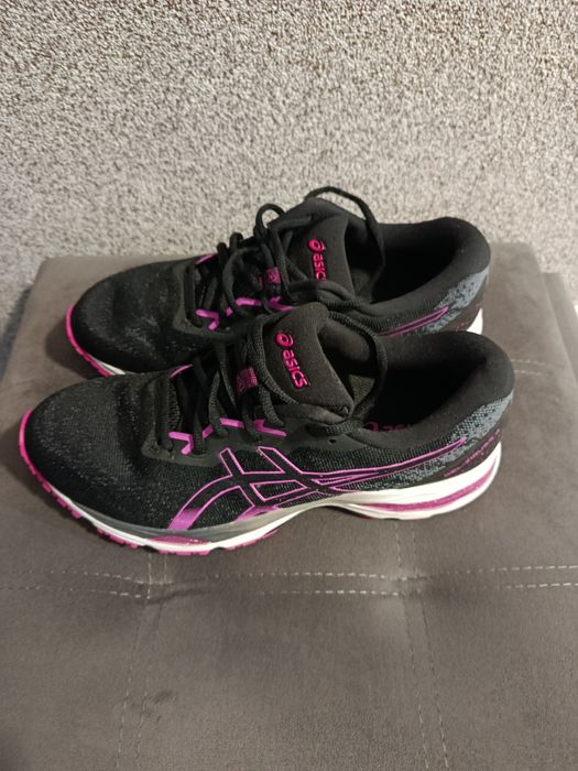 Продам жіночі кросівки в чудовому стані!