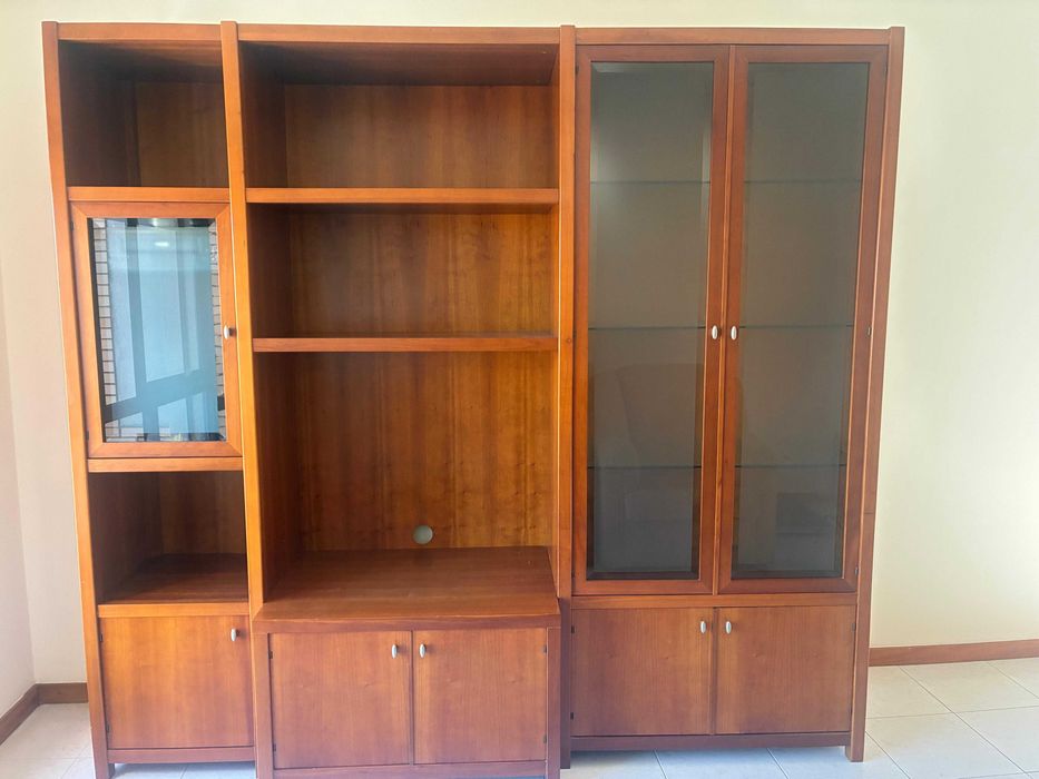 Móvel de sala em madeira de cerejeira com vitrinas de vidro