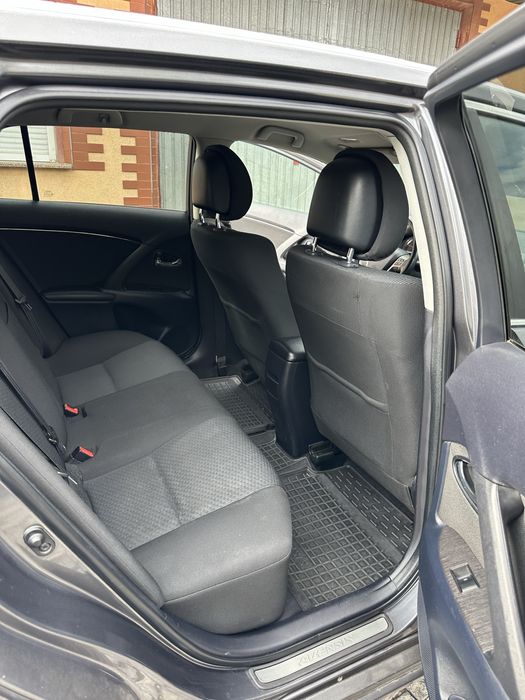 Toyota Avensis 2011 рік