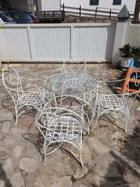 Conjunto de mesa com 4 cadeiras de ferro