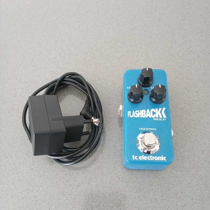 Pedal de efeito delay para guitarra