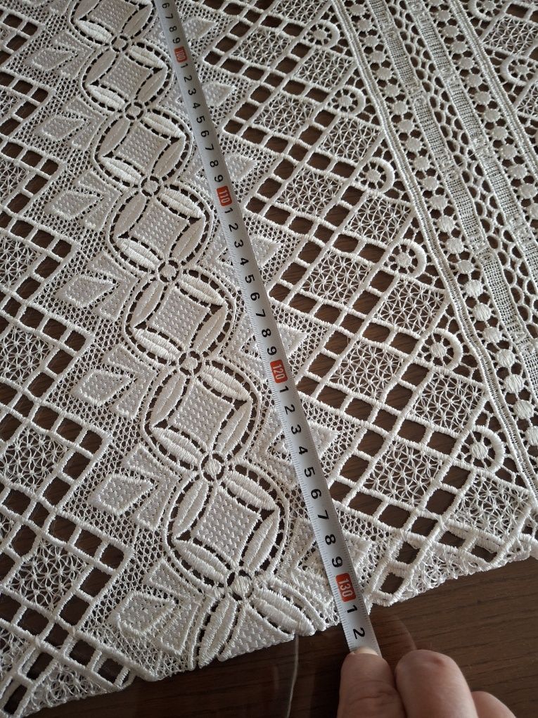 Obrus,  Bieżnik gipiurowy.
