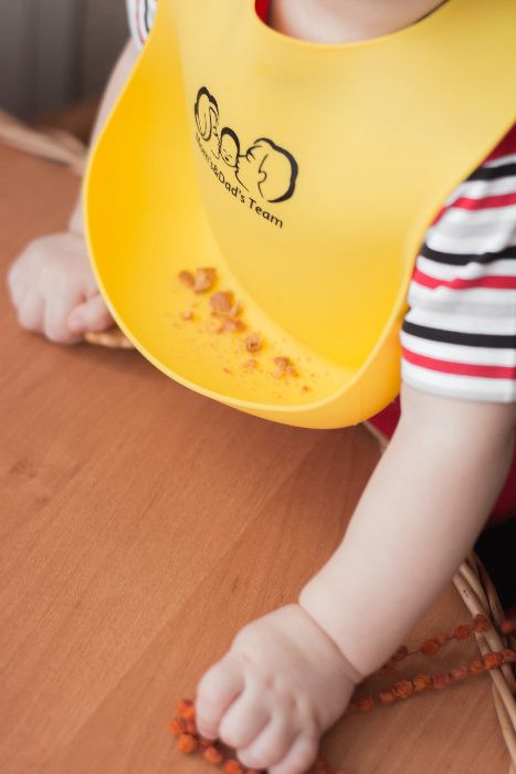 Набор мягких силиконовых слюнявчиков с кармашком + 2 термо ложечки