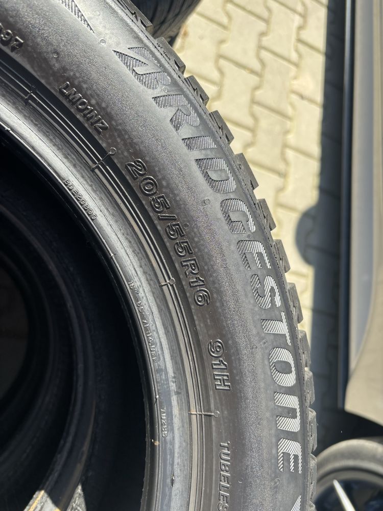 Komplet opon zimowych 205/55/16 Bridgestone