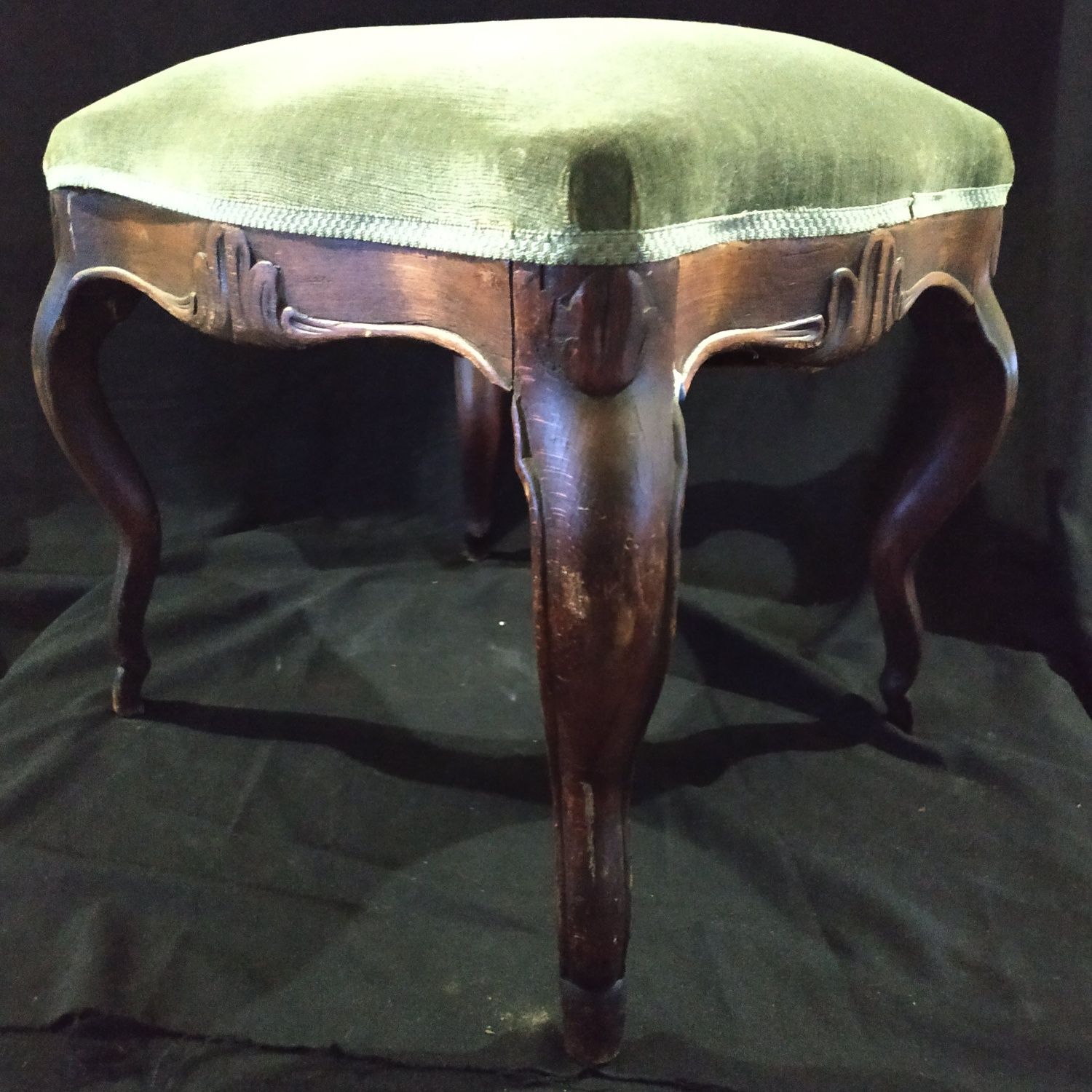 Stary stylowy drewniany podnóżek, taboret, krzesło, mebel