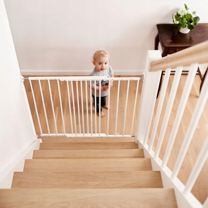 BabyDan Regulowana Bramka Bezpieczeństwa 62,5cm-106,8cm Biała