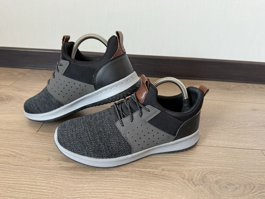 Кросівки без шнурівки Skechers 41 розмір стан нових