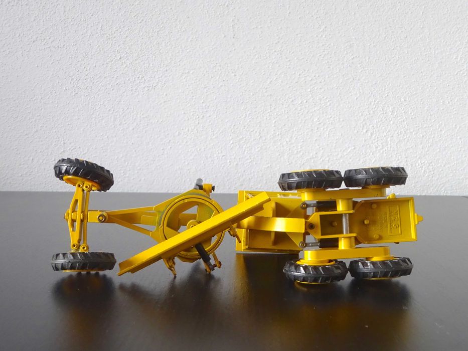 1:50 NZG 150 CAT 12G Grader