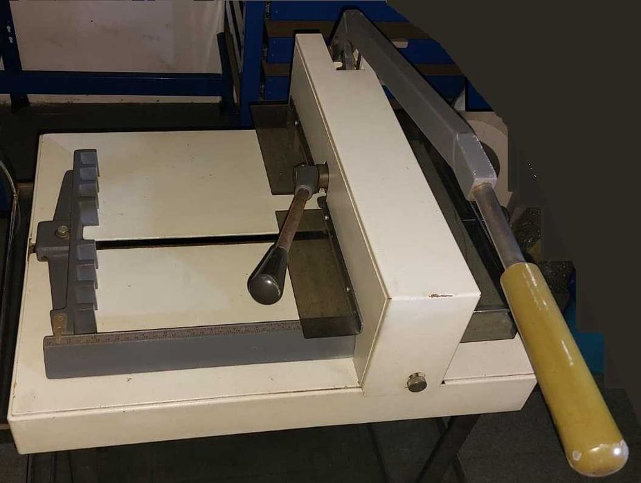 Guilhotina para espessura de resmas