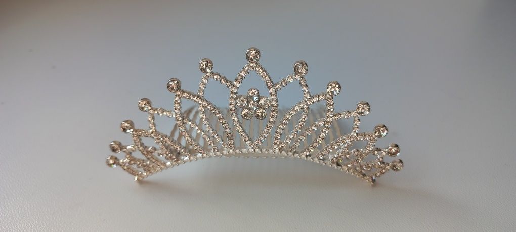 Tiara, diadem korona na grzebyku