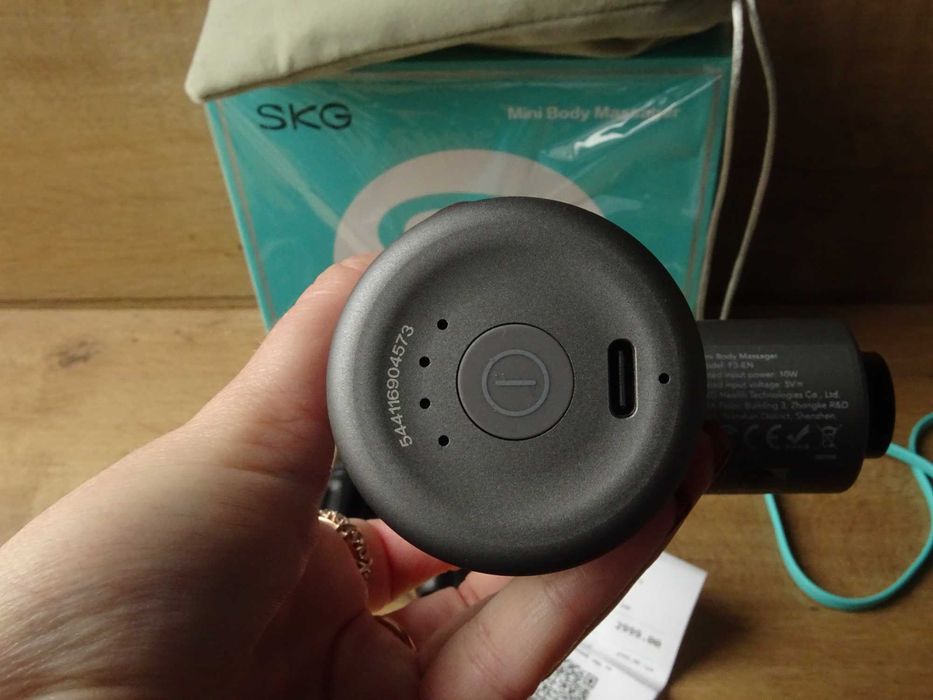 Перкусійний міні-масажер SKG F3mini сірого кольору