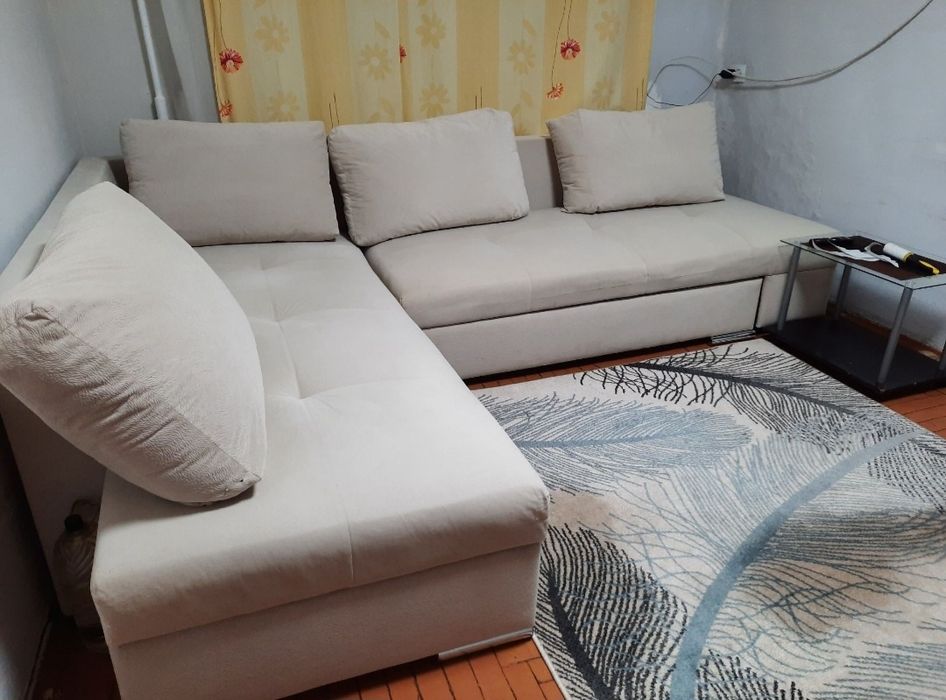 Продам диван угловой беж фирма Blest