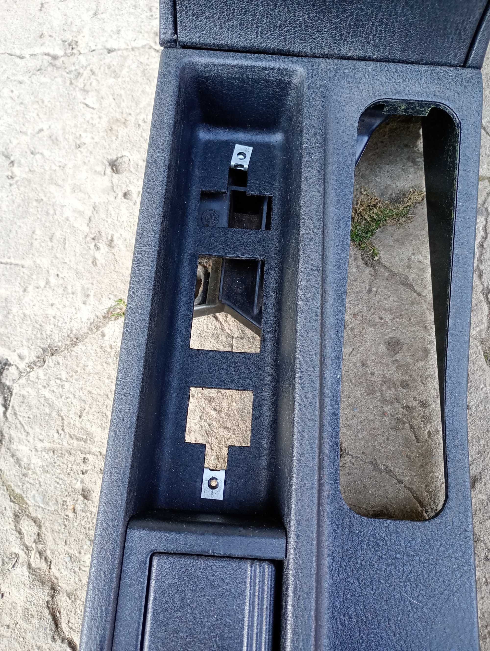 Tunel pod podłokietnik BMW E36 Cabrio (wersja pod cupholder/telefon)
