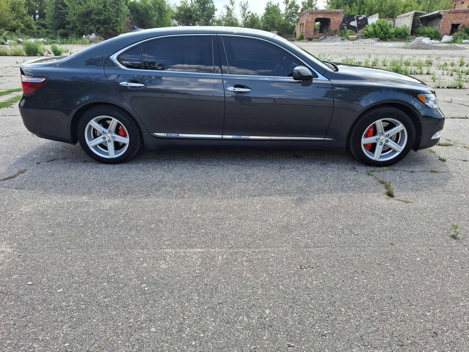 Продаю LEXUS LS600h