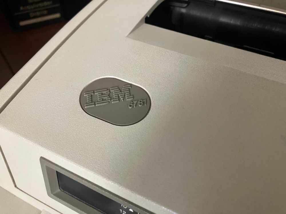 Maquina de escrever IBM 6781 antiga a funcionar