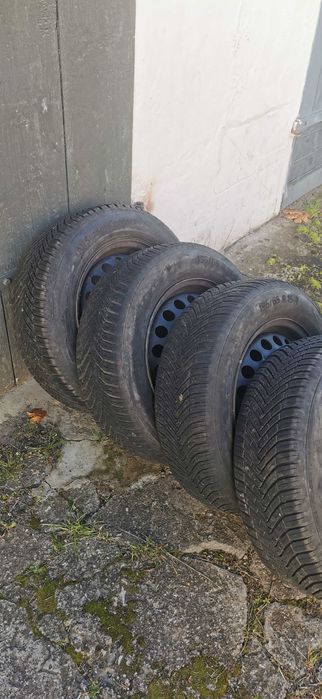 Komplet kół całorocznych do Volkswagena.