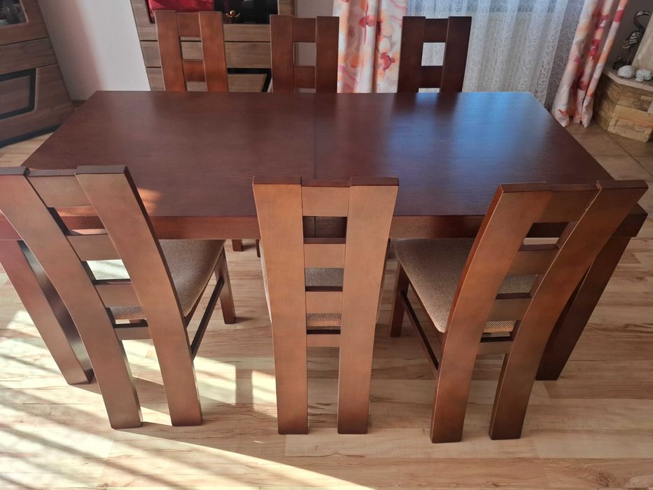 stół z krzesłami, komoda, szafka