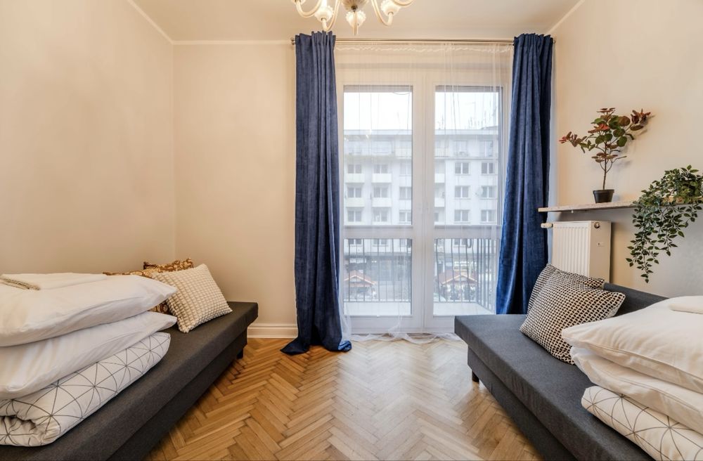 Apartament na Rynku –110m2- 4 pokoje, 6 łóżek, 2 balkony – max 12 osób