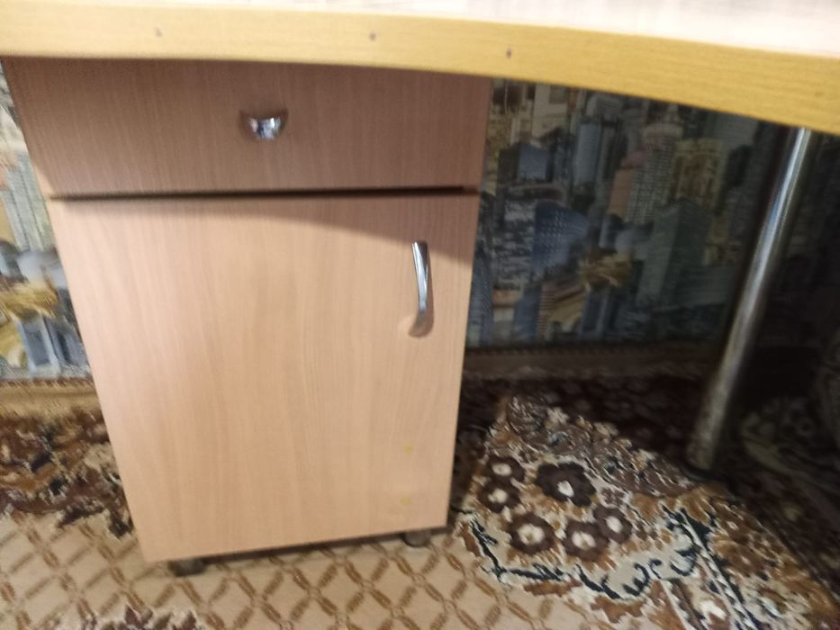 Стіл письмовий б/у в доброму стані