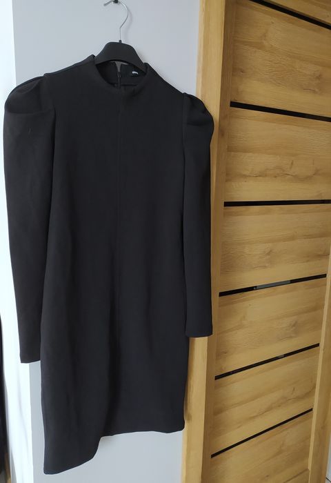 Czarna sukienka na długi rękaw XS