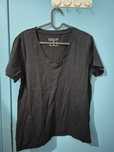 T-shirt preta com decote em V - tamanho M