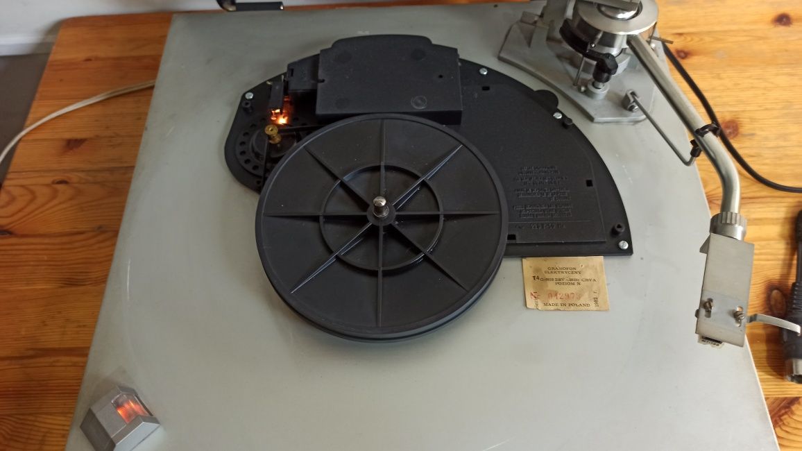 gramofon stereo Hi-fi UNITRA G 8010.