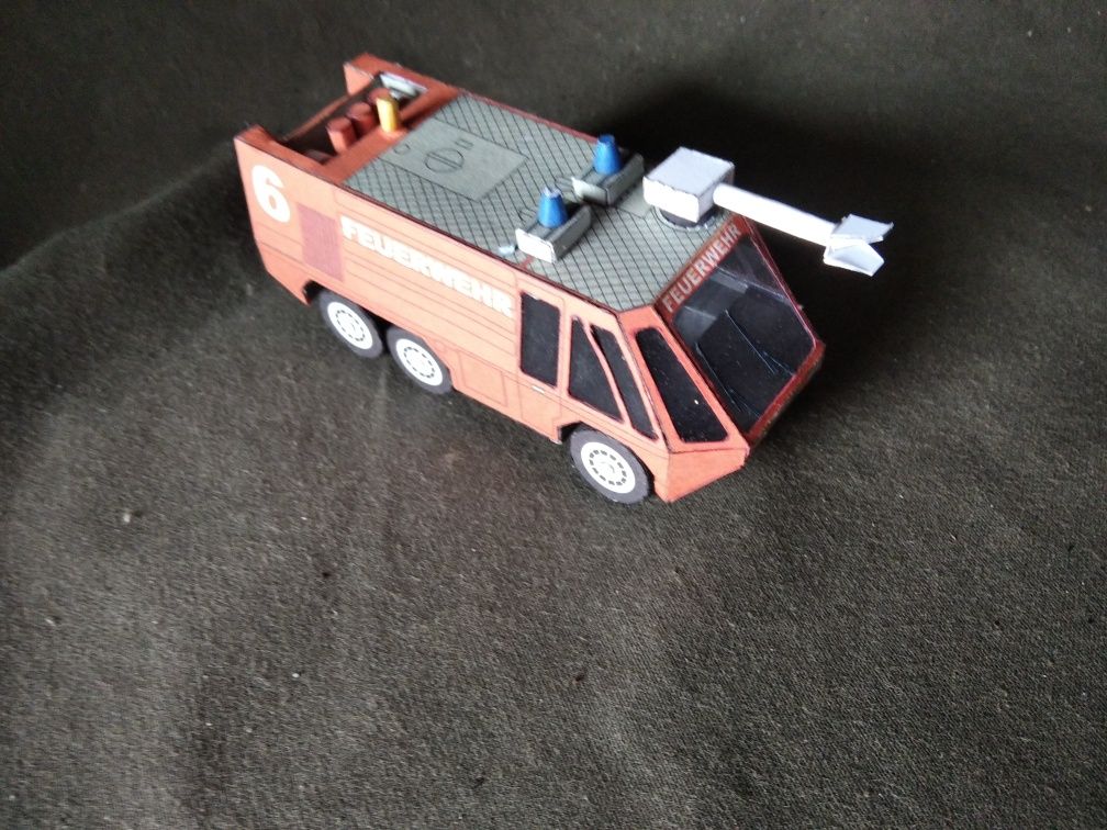 Lotniskowa straż pożarna model kartonowy samochód