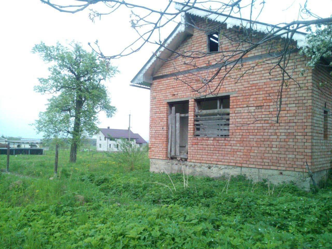 Земельна ділянка з будовою