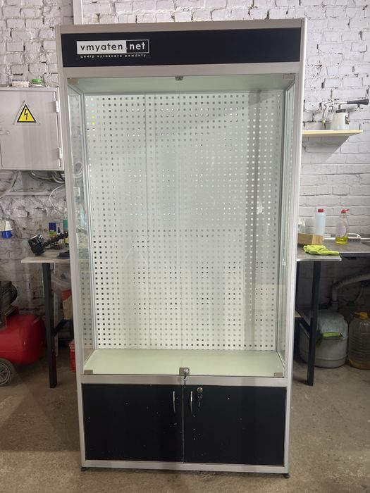 Вітрина стелаж з підсвіткою