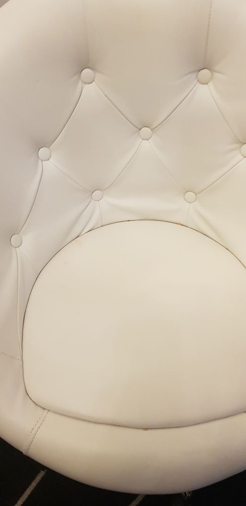 Biały fotel kubełkowy, obrotowy Kare Design