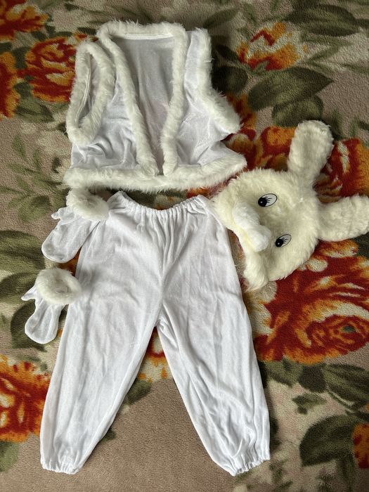 Новорічні костюми зайчика та тигра