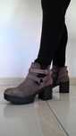 Botins de Couro c/Fivela